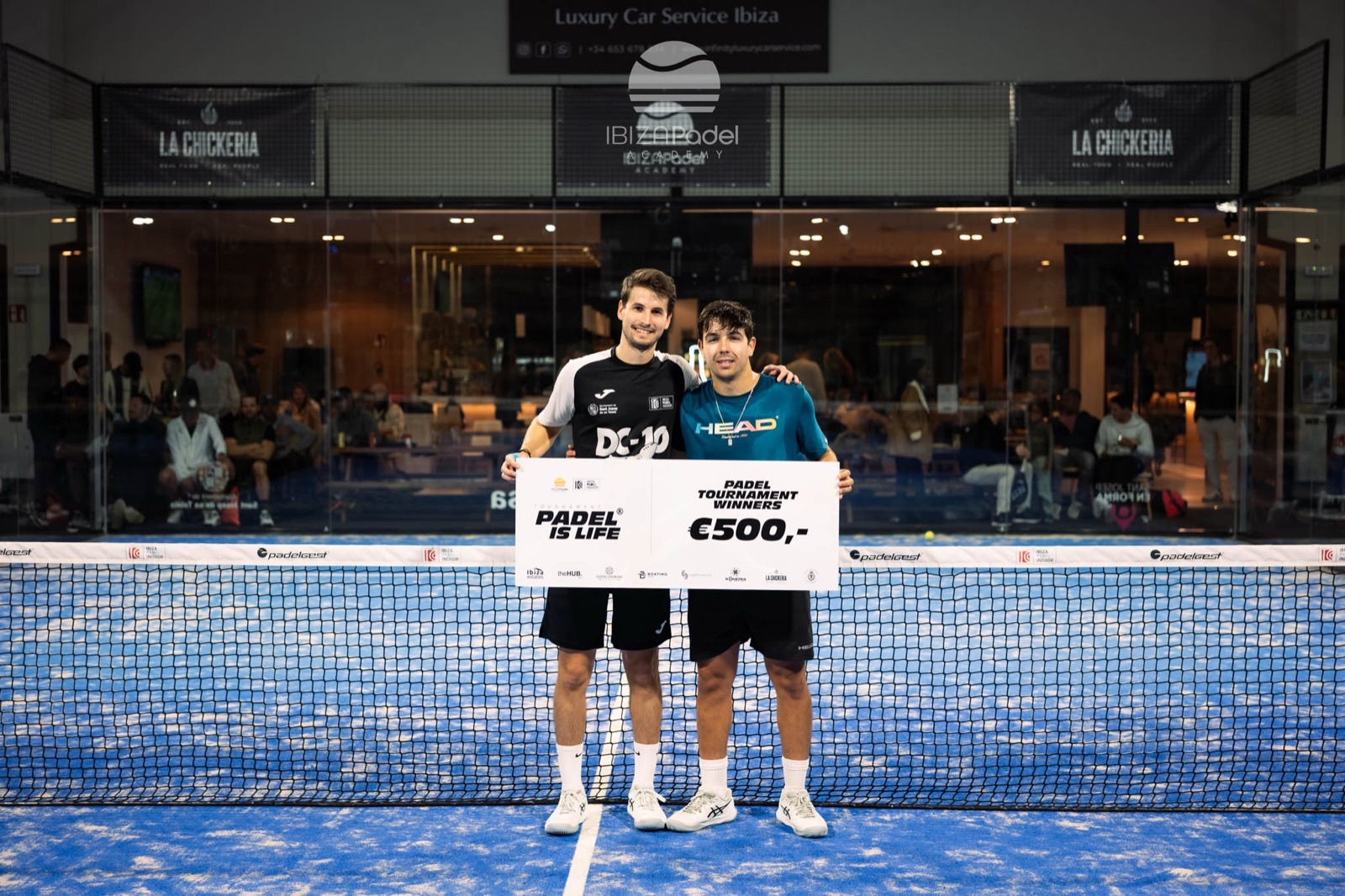 Ganadores del torneo Padel is Life en Ibiza Padel Indoor con su cheque de campeones